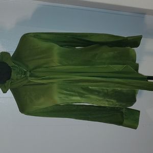 SOLD NWT RYAN Michael 97% Silk. 3%Lycra Blouse size M